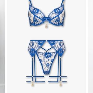 Chic Blue Floral Lace Bra Set